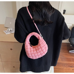 Sac à bandoulière matelassé rose avec design quadrillé et sangle réglable sur épaule