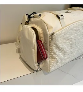 Detailansicht der funktionalen Seitentasche mit Reißverschluss an beige Reisetasche