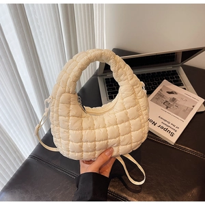 Sac bandoulière matelassé en demi-lune blanc cassé avec motif à carreaux et bandoulière
