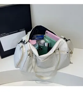 Innenansicht der cremeweißen Reisetasche mit großem Fassungsvermögen für diverse Artikel