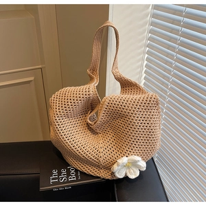 Dettaglio della borsa tote beige all'uncinetto con accento floreale margherita 3D