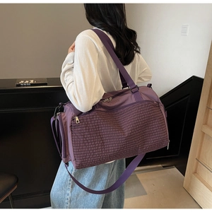 Detailansicht der violetten großen Sporttasche mit Gittertasche für die Reise