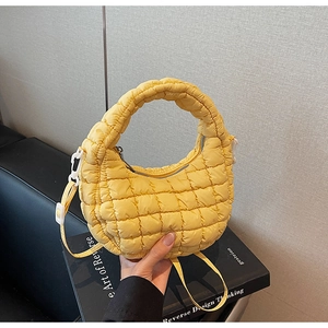 Détail du sac bandoulière matelassé jaune vif en nylon texturé avec poignée et bandoulière