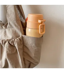 Detailansicht der Khaki-Einkaufstasche mit Seitentasche und Trinkflasche für Stauraum