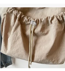 Detailansicht des Nylon-Kordelzugs mit transparentem Kunststoff-Stopper und Webkordel