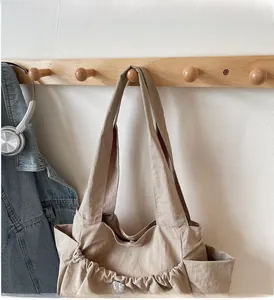 Detailansicht der großen Nylon-Tasche mit Kordelzug und praktischen Seitentaschen
