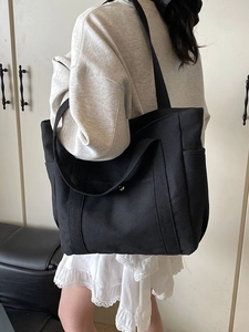 Minimalistische große schwarze Canvas-Tragetasche mit Metalldruckknopf und breiten Trägern