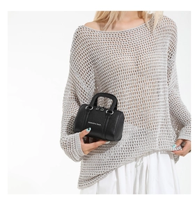 Mini sac polochon noir en cuir litchi avec détails argentés et imprimé fashion
