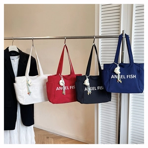 Détail de grands sacs cabas en nylon en quatre couleurs avec imprimé Angel Fish