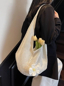 Grande borsa tote intrecciata con ciondolo a margherita all'uncinetto bianco a spalla