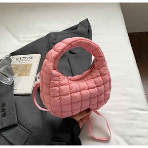 Sacoche selle en nylon matelassé rose avec poignée épaisse et bandoulière amovible