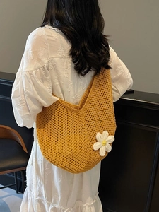 Borsa hobo gialla intrecciata a mano con fiore all'uncinetto bianco per le vacanze