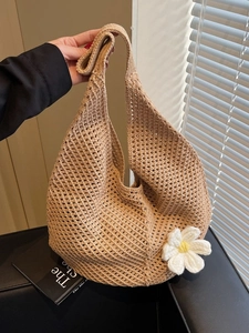 Grande borsa tote beige all'uncinetto con margherita bianca e trama a rete per le vacanze