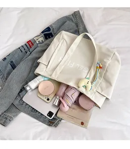 Intérieur spacieux du fourre-tout en nylon blanc avec tablette et accessoires