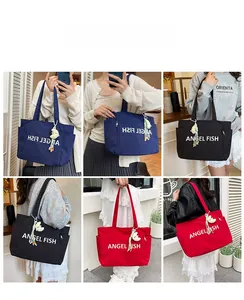 Sacs cabas en nylon grande capacité en bleu, noir et rouge avec un pendentif peluche