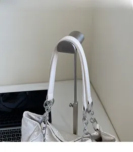 Détail de la bandoulière de sac cabas blanc pailleté avec chaîne en métal argenté