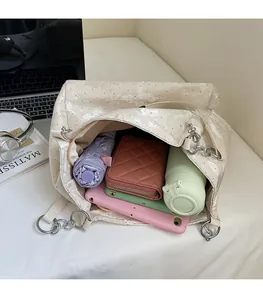 Intérieur spacieux du sac cabas montrant la capacité pour tablette et parapluie