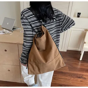 Details der großen braunen Tragetasche und ihres lässigen Crossbody-Trageriemen-Stils