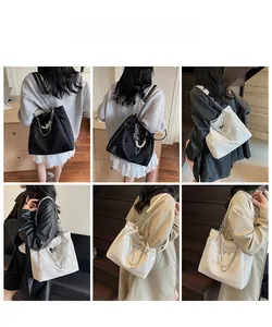 Détails du sac cabas avec chaîne en perles, nœud métallique et texture scintillante