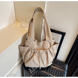Detailansicht der beigen Tragetasche mit Kordelzugtasche auf einem Koffer für Reisen