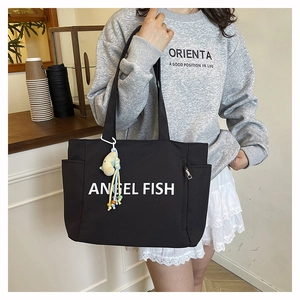Détail du grand sac cabas noir en nylon avec imprimé Angel Fish et charm poisson en peluche