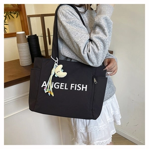 Détail d'un grand sac fourre-tout noir en nylon avec imprimé Angel Fish et pompon coloré