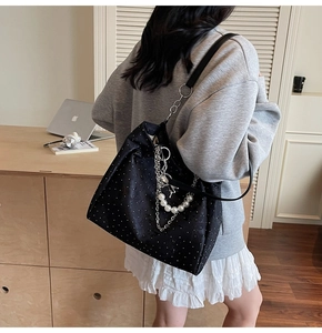Sac cabas noir à pois avec chaîne argentée décorative et détails de perles blanches