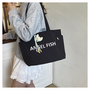 Détail du grand sac cabas noir en nylon avec imprimé Angel Fish et pendentif lune en peluche