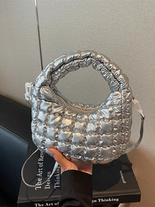 Sac hobo argenté métallisé matelassé avec texture rembourrée et bandoulière réglable