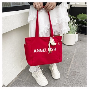 Grand sac cabas rouge en nylon avec lettrage Angelish et détail de breloque lune en peluche