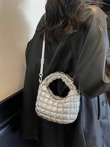 Sac à main matelassé argenté avec finition métallique et bandoulière pour femme