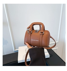 Mini sac polochon en cuir marron avec inscription blanche et doubles poignées de transport