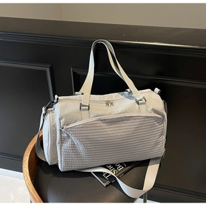 Details der grauen Sporttasche mit Netztasche und verstellbarem gewebtem Schultergurt