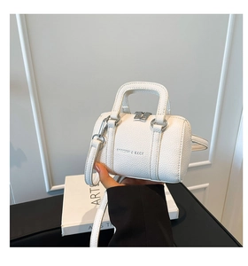 Vue détaillée du mini sac polochon en cuir blanc avec finitions métalliques argentées