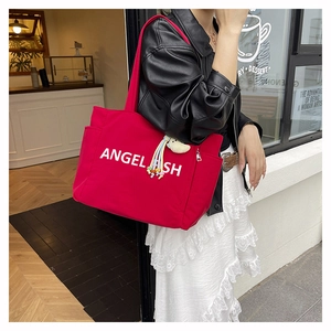 Détail du sac fourre-tout en nylon rouge avec lettrage Angel Fish et charm de canard