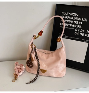 Dettaglio borsa hobo in nylon rosa con motivo a nuvola e tracolla con perle ambra