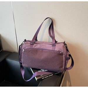 Details der lila Sporttasche mit strukturierter Tasche und verstärkten Griffen