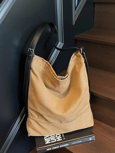 Minimalistische Hobo-Tasche aus camel Canvas mit schwarzem Ledergurt für den Alltag
