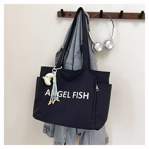 Détail du sac cabas en nylon noir avec imprimé Angel Fish et pendentif en forme de lune