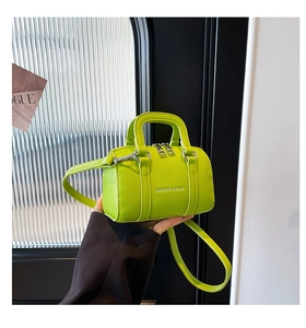 Détail du mini sac Boston vert fluo avec cuir grainé et fermeture éclair à double curseur