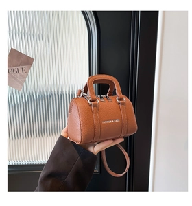 Mini sac polochon marron caramel avec grain de litchi et logo blanc imprimé