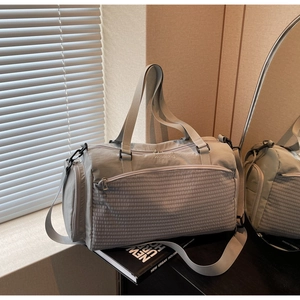 Detail der hellgrünen Fitnesstasche mit Netztasche und verstärkter Schultergurt-Textur