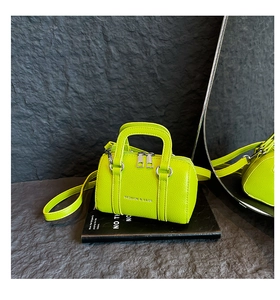 Détail du sac polochon vert néon avec texture litchi et finitions métalliques argentées