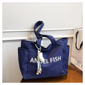 Détail du sac cabas en nylon bleu marine avec imprimé Angel Fish et pendentif poisson