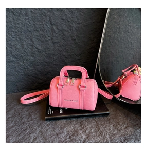 Mini sac boston rose en cuir grainé avec détails argentés et bandoulière amovible élégante