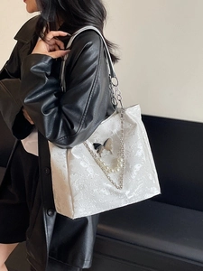 Grand sac cabas blanc à motif papillon avec chaîne argentée et perles