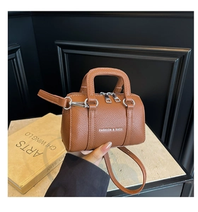 Détail du mini sac Boston marron en cuir grainé avec inscription Fashion & Bags