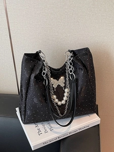 Sac cabas à pois avec breloque papillon argentée et accessoires de chaîne en perles