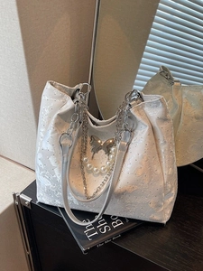 Sac fourre-tout blanc papillon avec chaîne argentée et perles en décor intérieur