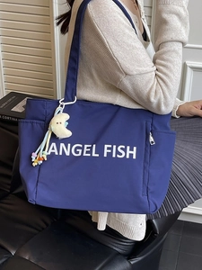 Sac fourre-tout bleu en nylon avec imprimé Angel Fish et breloque lune jaune en peluche